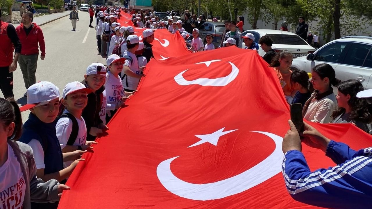 Türk bayrakları eşliğinde ’Gençlik Yürüyüşü’