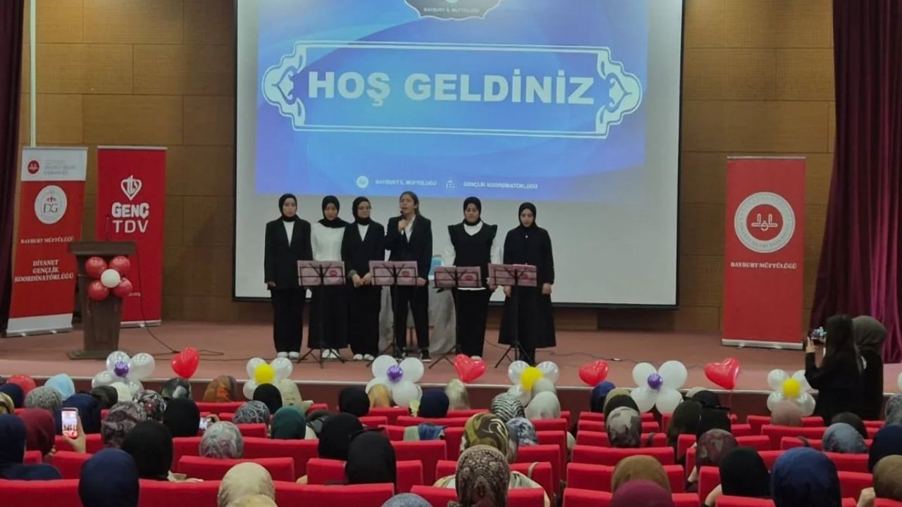 Üniversite öğrencileri yıl sonu buluşmasında bir araya geldi