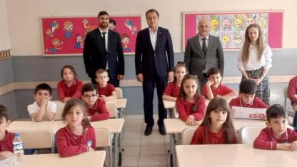 Aydıntepe’de karne coşkusu: Kaymakam Bayram özel öğrencilere atlas hediye etti
