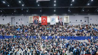 Bayburt Üniversitesi'nde gurur günü: Yeni mezunlar geleceğe uğurlandı!