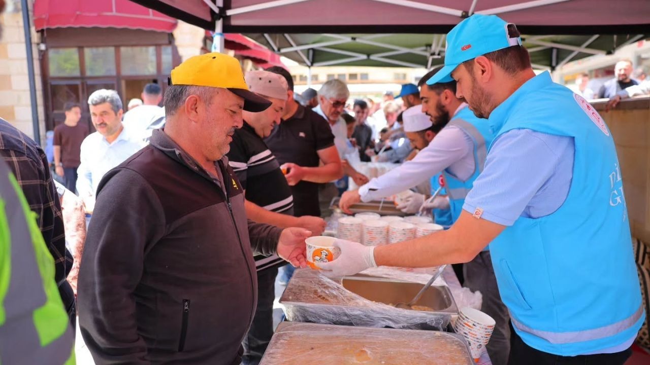 Vatandaşlara aşure ikram edildi