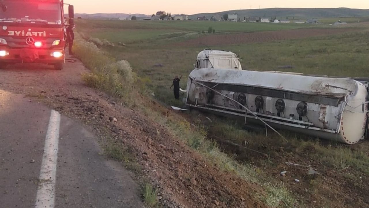 Yakıt yüklü tanker devrildi: 1 yaralı