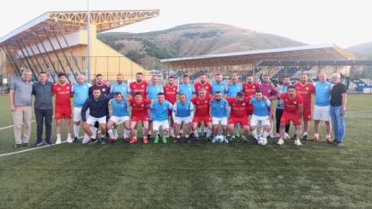 1 dakikalık final: Topu taca atıp sahayı terk ettiler!