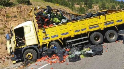 Sebze yüklü kamyon otomobile arkadan çarptı: 4 yaralı