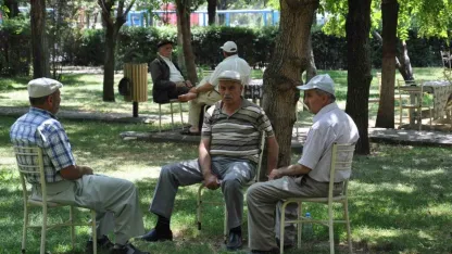 Sıcak havalarda susuzluk hissi olmasa bile her gün en az 2-2,5 litre sıvı tüketilmeli