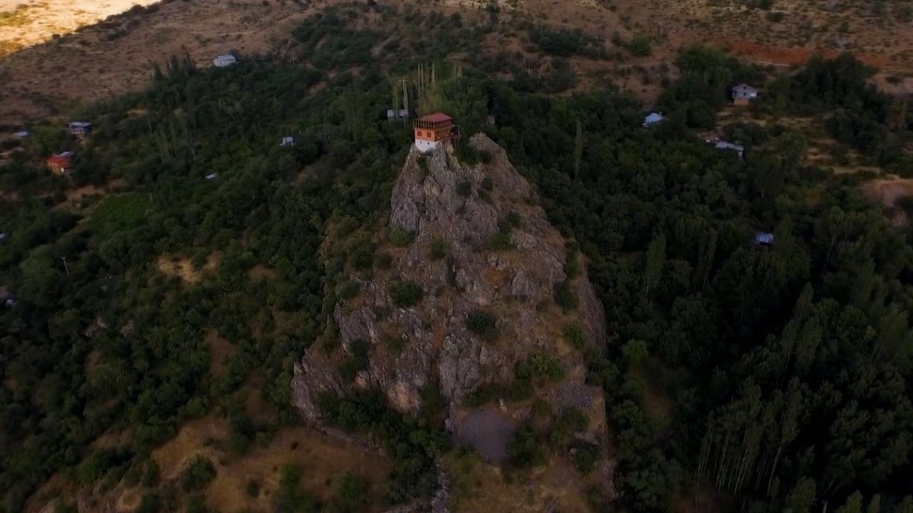96 basamaklı kayalıkların üzerindeki ev 30 milyon liradan satışa sunuldu