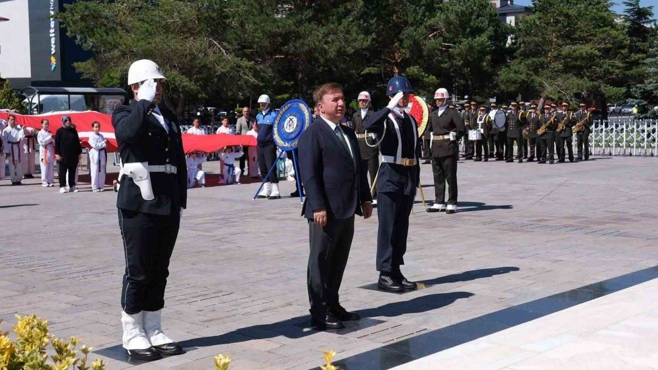 Atatürk’ün Erzincan’a gelişinin 107’nci yılı dolayısıyla tören düzenlendi