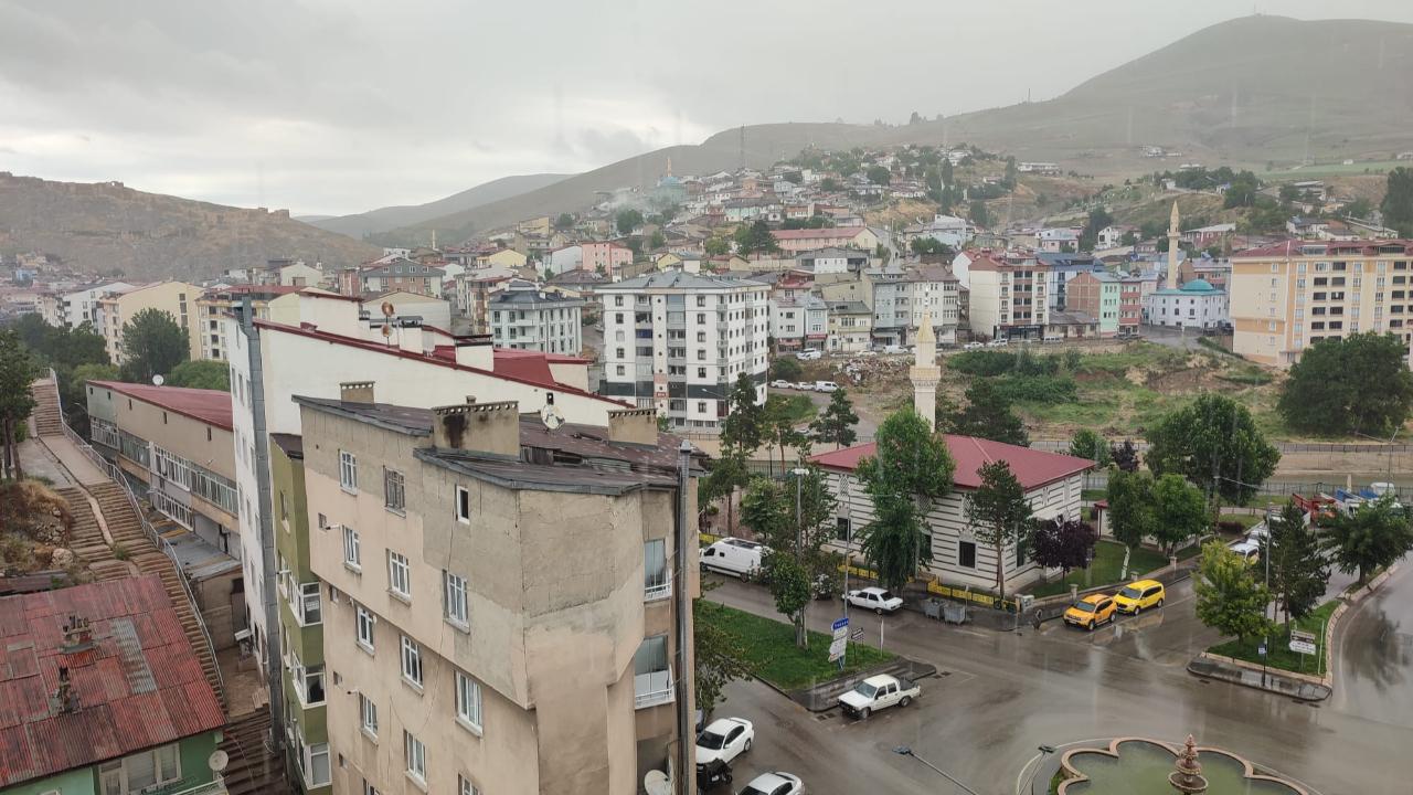 Bayburt güne yağmurla uyandı