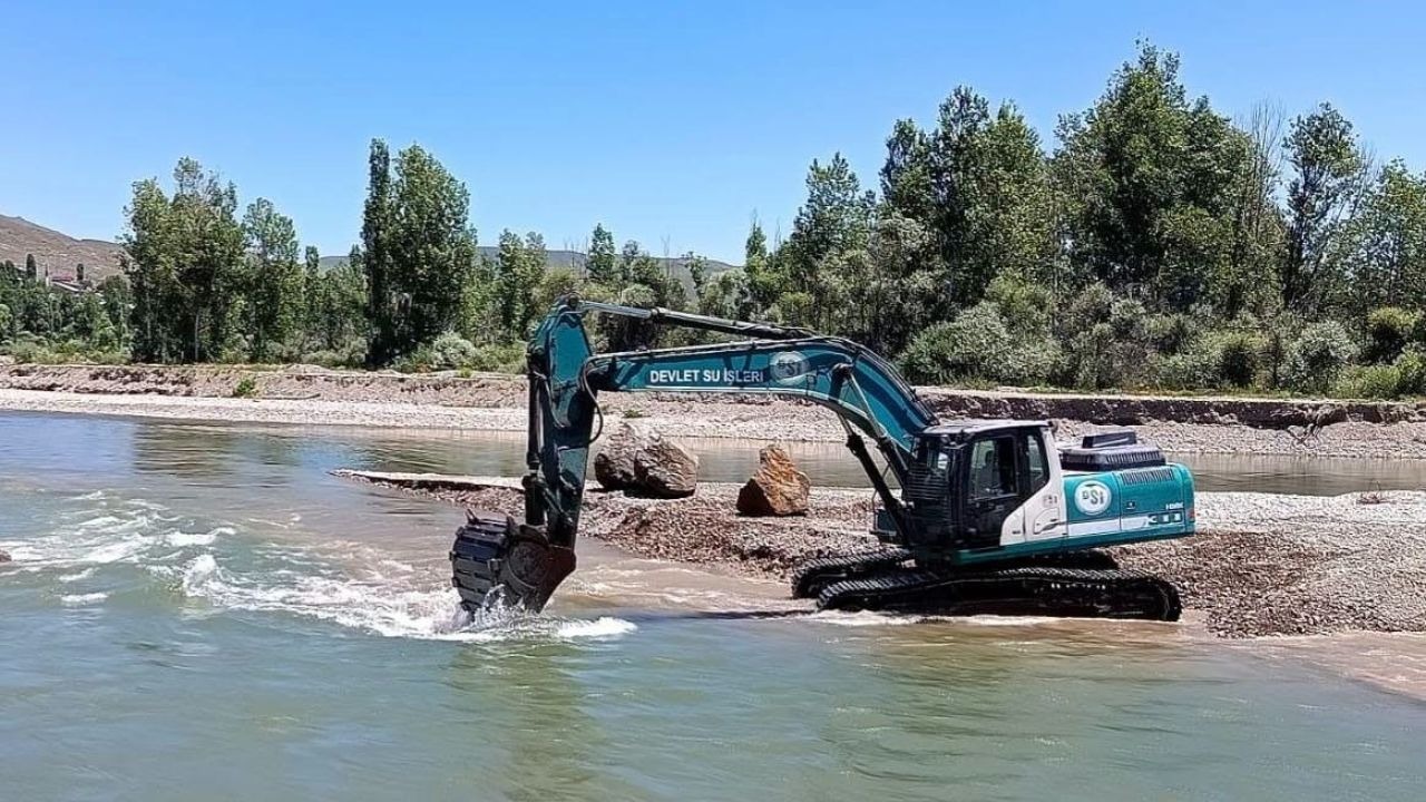 Dere ve sulama kanallarında temizlik çalışmaları sürüyor