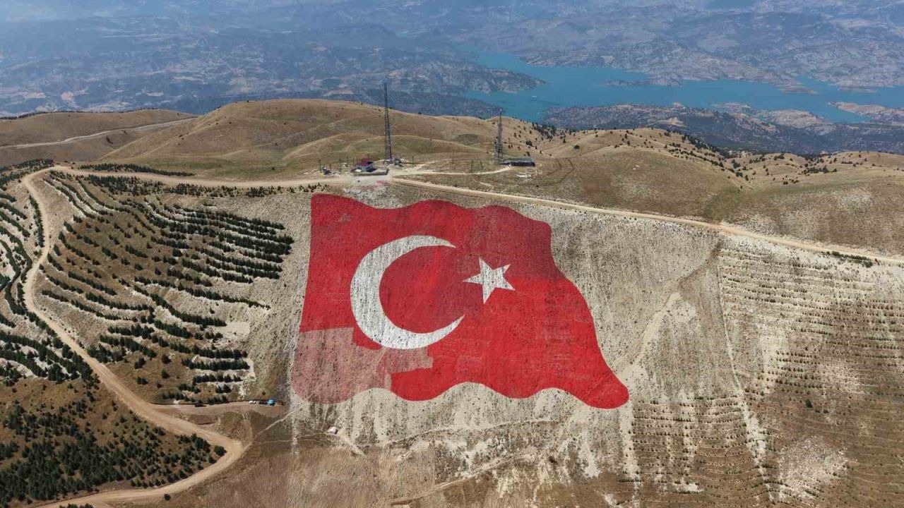 Dünyanın en büyük Türk bayrağı yeniden eski görkemine kavuştu