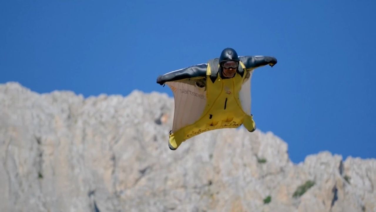 Kemaliye’de wingsuit sporcularından nefes kesen atlayışlar