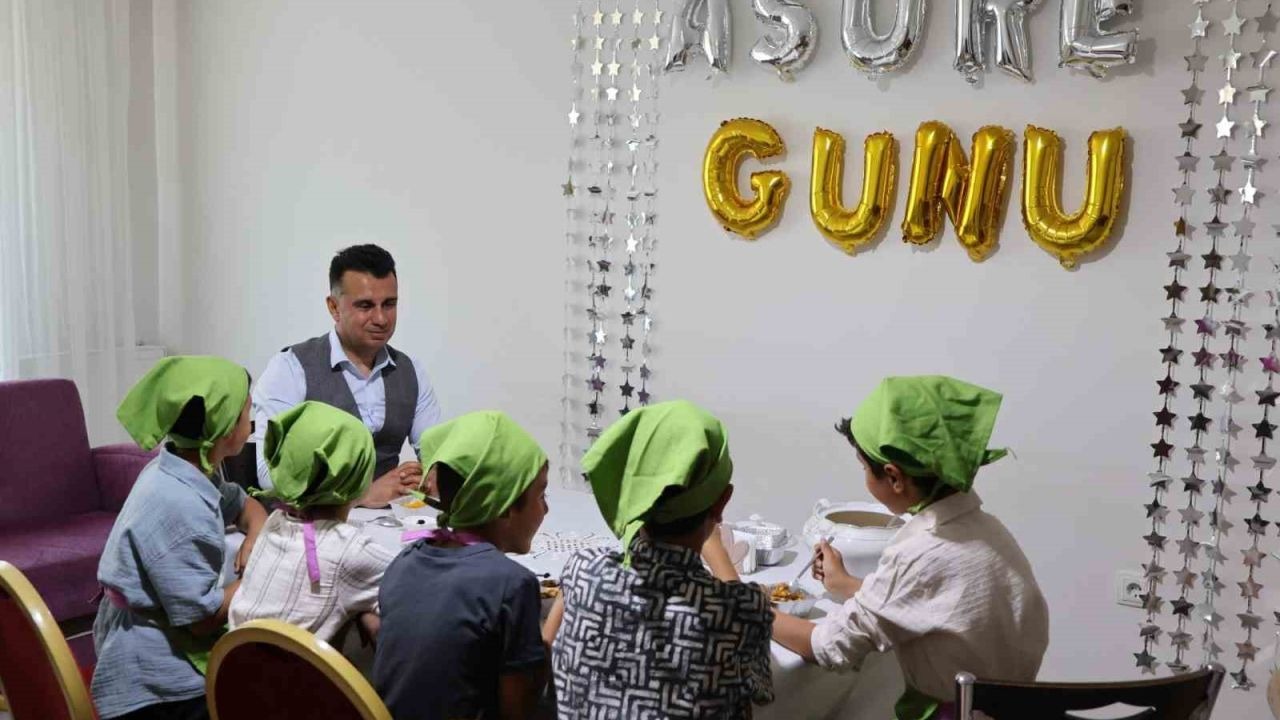 Koruma altındaki çocuklar aşure yaptı