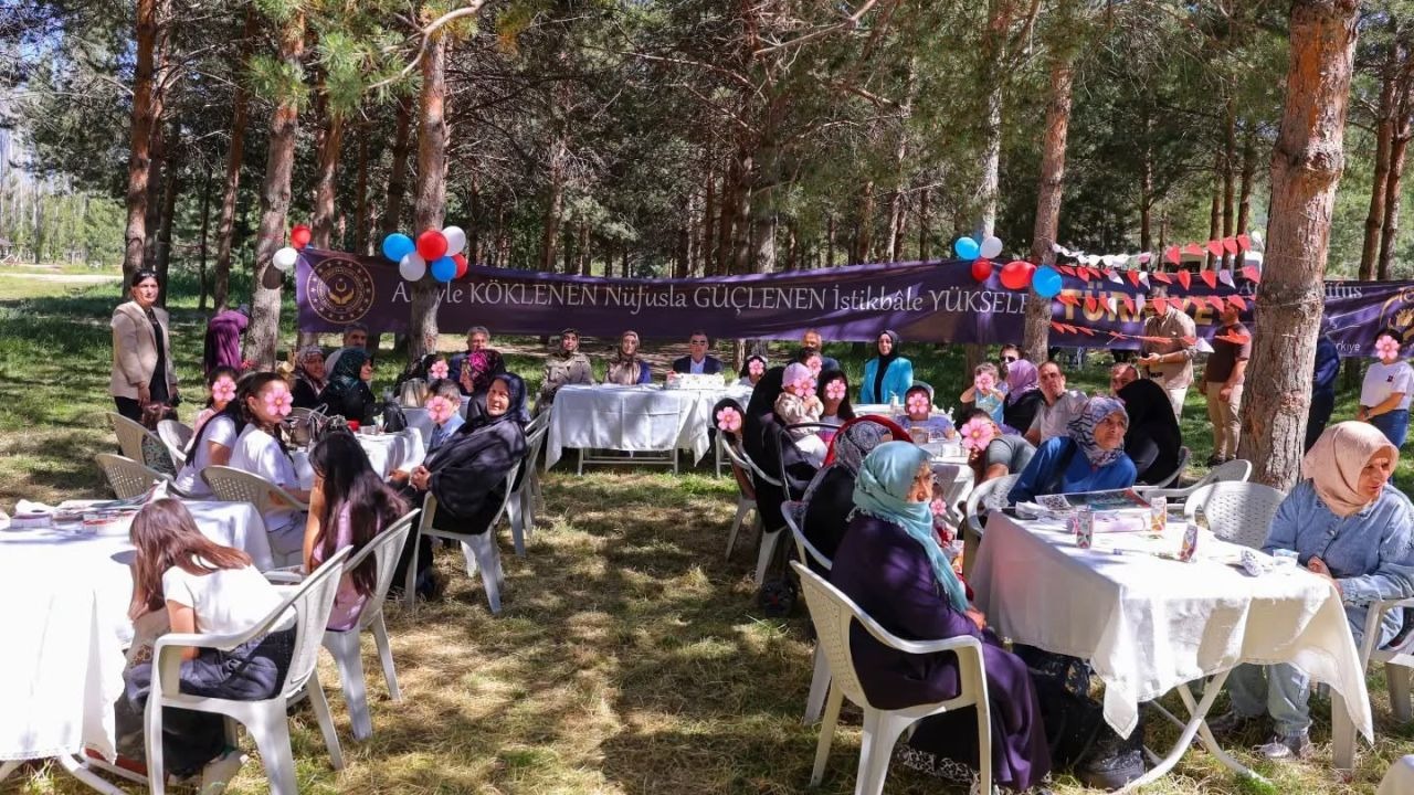 Koruyucu aileler ve çocuklar piknikte buluştu