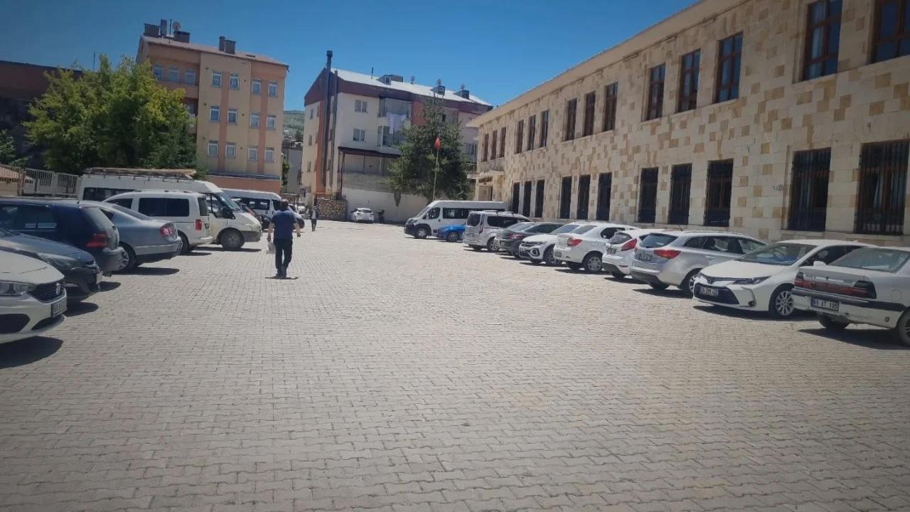 Okul bahçesi otopark oldu ama vatandaş kalıcı çözüm bekliyor!