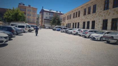 Okul bahçesi otopark oldu ama vatandaş kalıcı çözüm bekliyor!