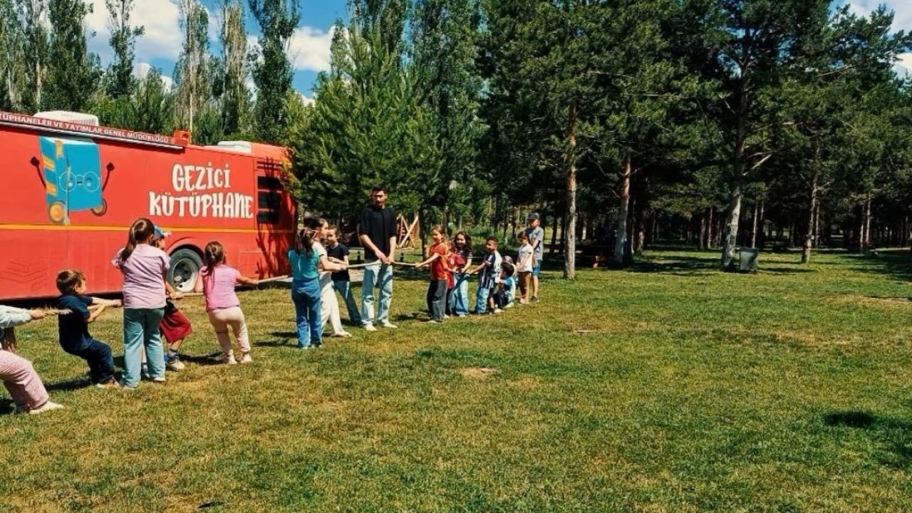 Yenişehir Parkı’nda kitap ve eğlence bir arada: Çocuklar doyasıya eğlendi